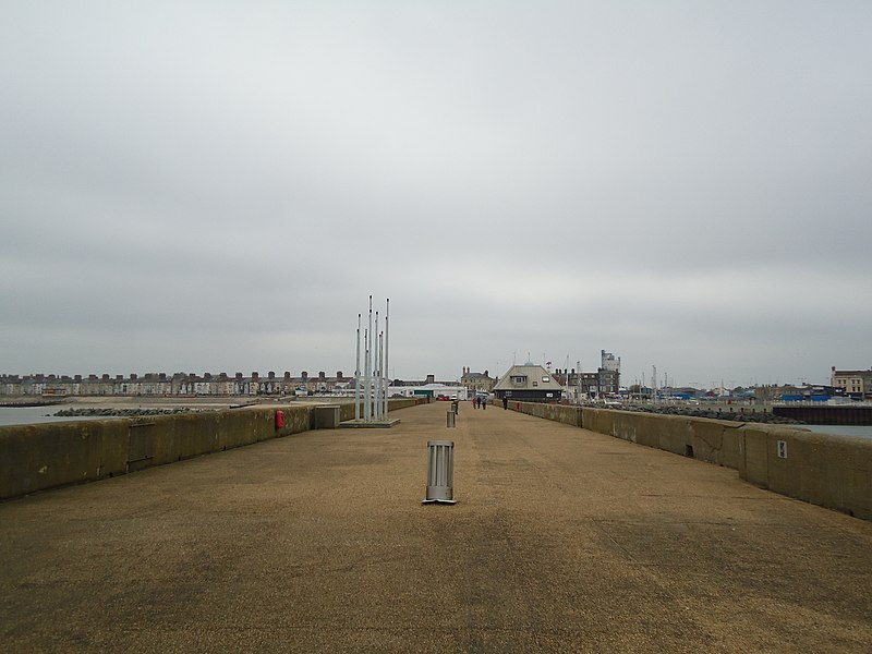 800px-south pier%2c lowestoft - geograph.org.uk - 2963102